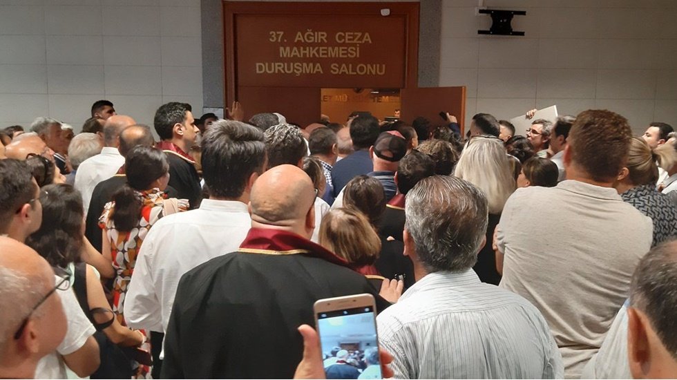 CHP&rsquo;liler Kaftancıoğlu'na destek i&ccedil;in adliyede