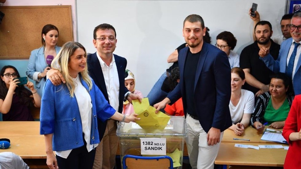 Ekrem İmamoğlu oyunu eşi ve oğluyla birlikte kullandı