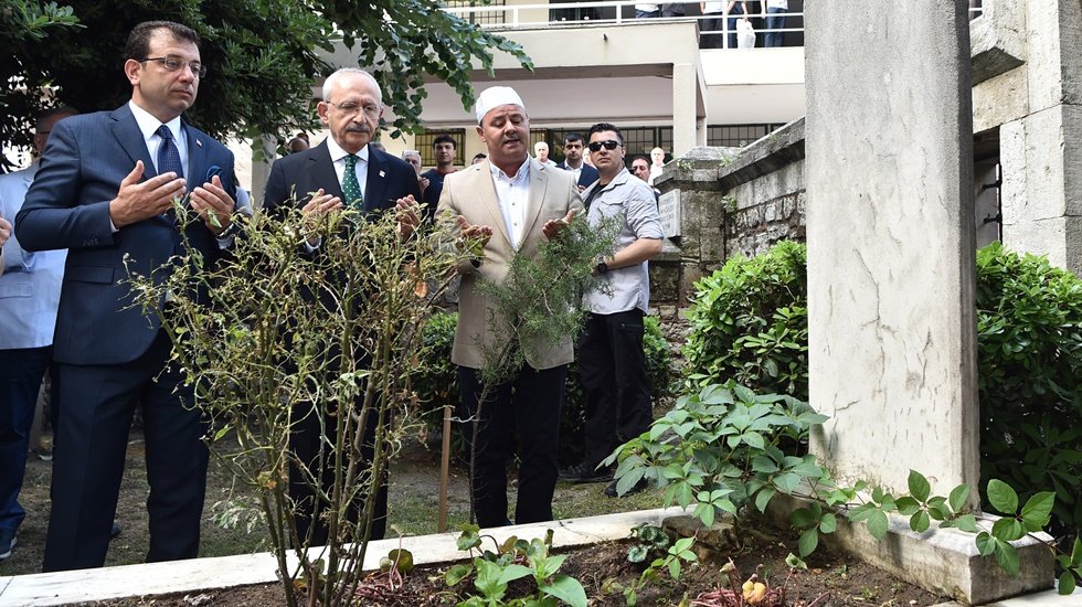 Kılı&ccedil;daroğlu, İmamoğlu ile birlikte İstanbul'un ilk Belediye Başkanının kabrini ziyaret etti