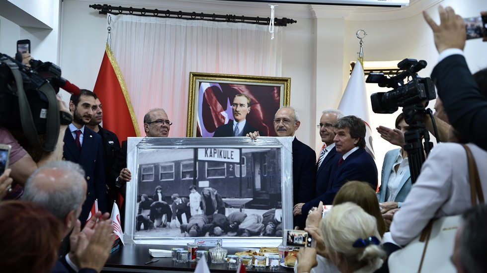 Kılı&ccedil;daroğlu&rsquo;na &lsquo;Rumeli Balkan Dernekleri Federasyon&rsquo;undan anlamlı hediye
