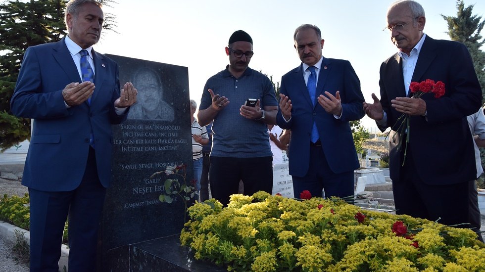 Kılı&ccedil;daroğlu&rsquo;ndan Neşet Ertaş&rsquo;ın kabrine ziyaret