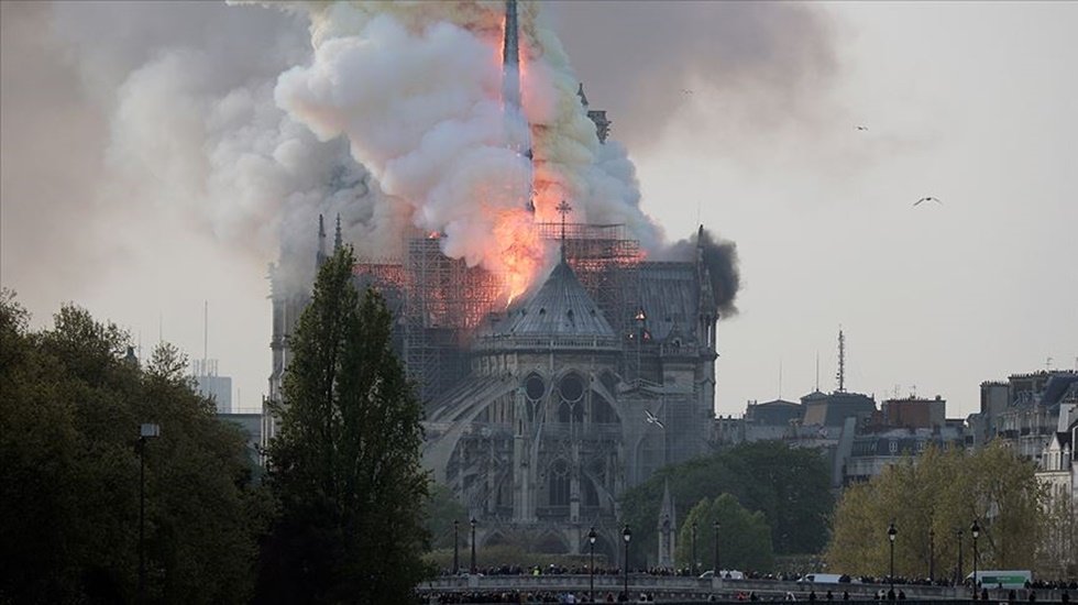 Notre Dame'daki yangının sebebi a&ccedil;ıklandı