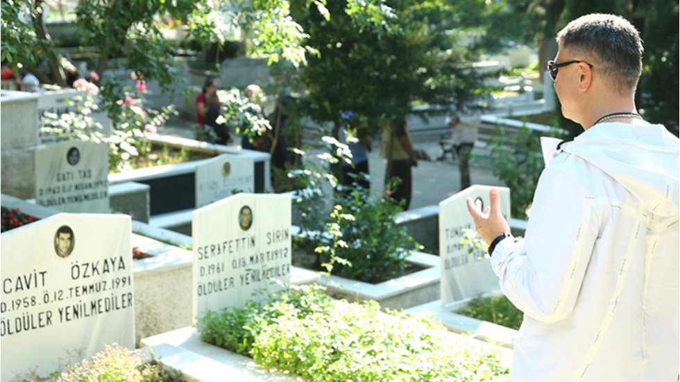 Sedat Peker, 'Dev-Sol' &uuml;yelerinin mezarını ziyaret etti: Ger&ccedil;ek anlamda bir duruşları vardı