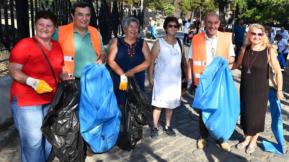 Soyer&rsquo;den m&uuml;jde: "Kadınlar kendi mahallelerini temizlemek i&ccedil;in belediyede istihdam edilecek"