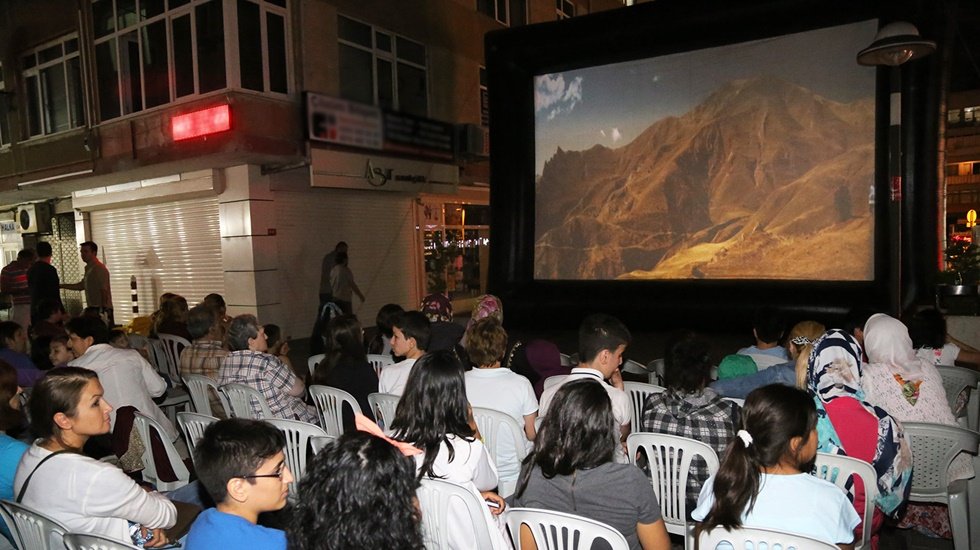 Ataşehir’de akşamları yazlık sinema keyfi