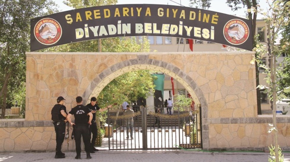 CHP, Diyadin belediyesi eşbaşkanlarının ters kelep&ccedil;elenmesini meclise taşıdı