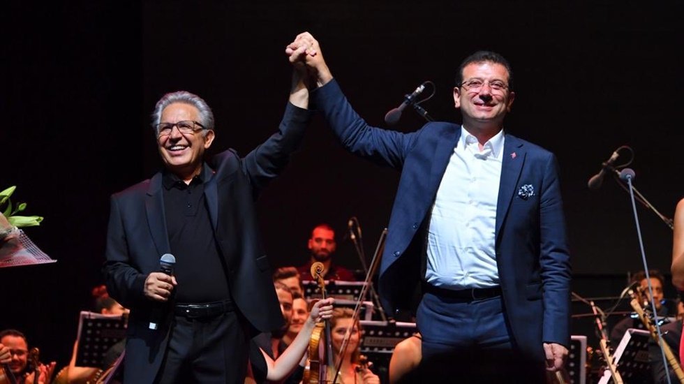 Z&uuml;lf&uuml; Livaneli'den 1994 se&ccedil;imi uyarısı: Aynı yanlış tekrarlanmamalı; İmamoğlu&rsquo;na oy vermeye davet ediyorum
