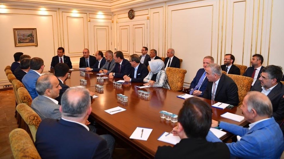İstanbul İl&ccedil;elerinin AKP'li belediye başkanlarından İmamoğlu'na tebrik ziyareti