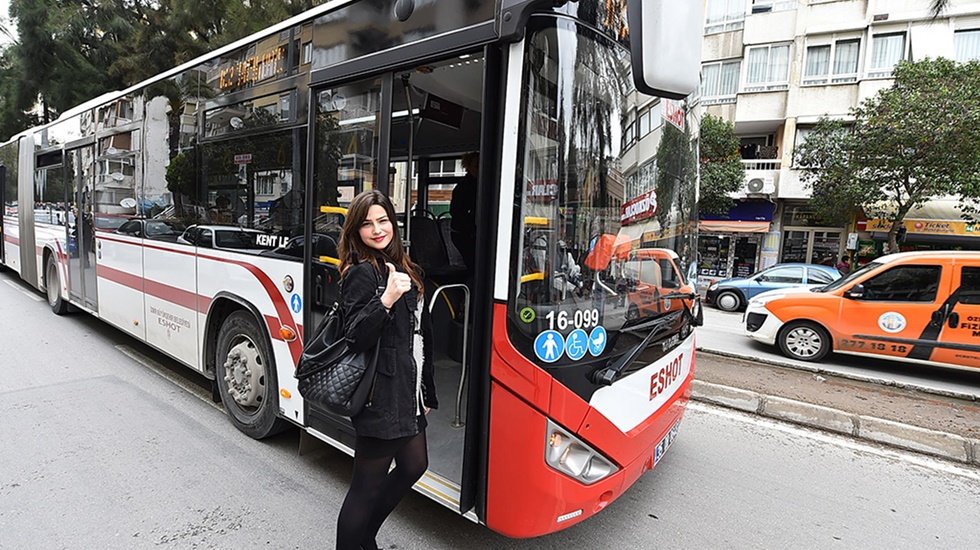 İzmir B&uuml;y&uuml;kşehir'den toplu ulaşımı kullanan vatandaşlara m&uuml;jdeli haber