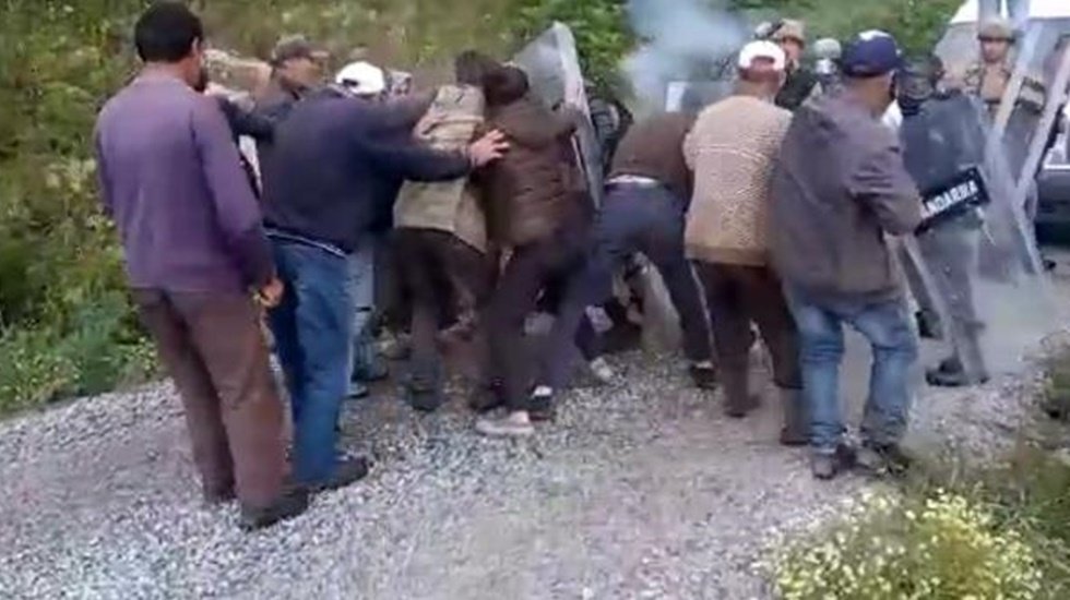 Köylülerle jandarmadan biber gazlı müdahale
