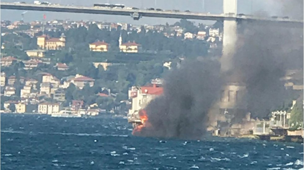 Lüks yat İstanbul Boğazı'nda cayır cayır yandı!