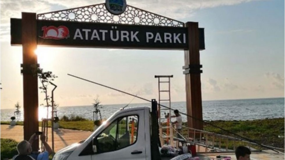 Rize Fındıklı'nın CHP'li belediye başkanı: "Kendimi yakarım, Atat&uuml;rk tabelasını indirtmem"