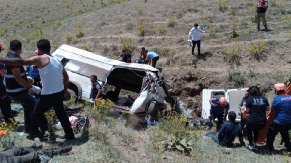 Sığınmacıları taşıyan minib&uuml;s devrildi: 17 &ouml;l&uuml;, 50 yaralı