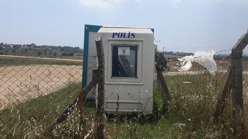 Tuzla&rsquo;da kafa karıştıran durum: Polis kabininin boş arazide ne işi var?
