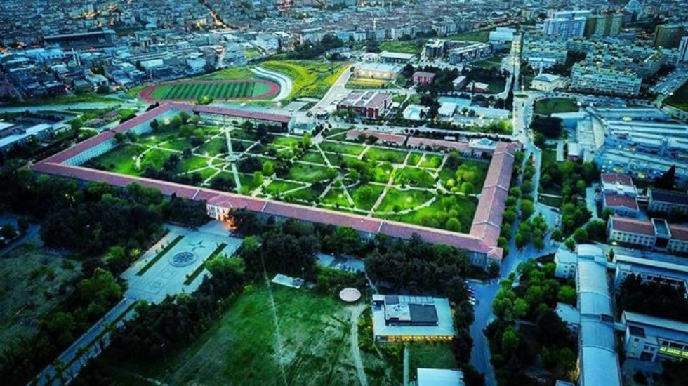 YT&Uuml;'l&uuml; &ouml;ğrencilerin yurt talebine rekt&ouml;rl&uuml;kten 'acil değil' yanıtı