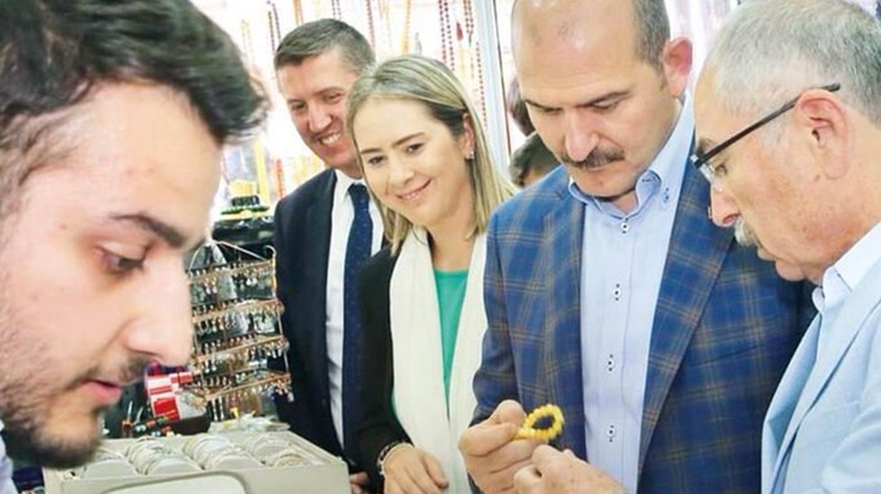 Ayrıcalıklı G&uuml;m&uuml;ş&ccedil;&uuml;ye ballı baba jesti!