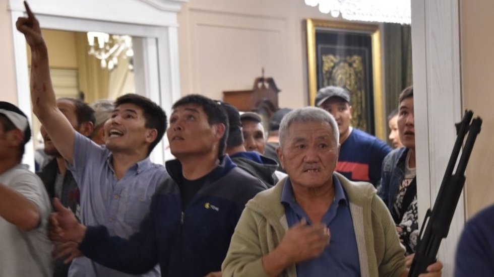 Başkanlık sistemi Kırgızistan'da y&uuml;r&uuml;medi