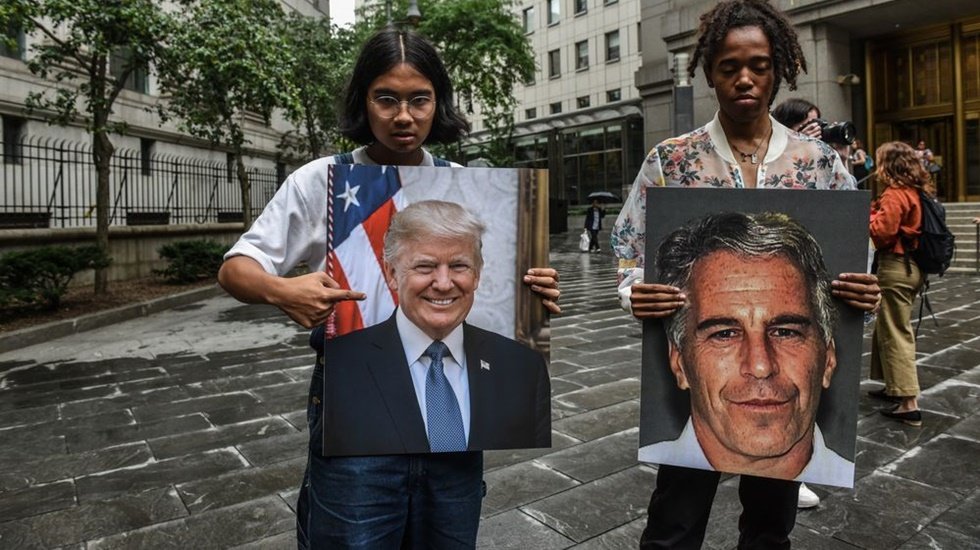 Cezaevinde &ouml;l&uuml; bulunan milyarder Epstein'in otopsi raporu ortaya &ccedil;ıktı