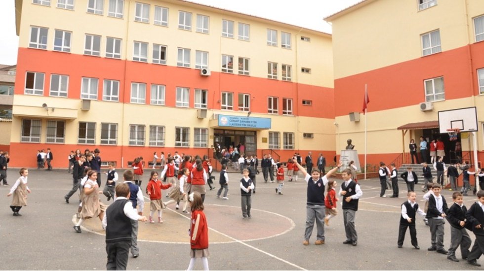 Kızların yaşı b&uuml;y&uuml;d&uuml;k&ccedil;e okullaşma azalıyor