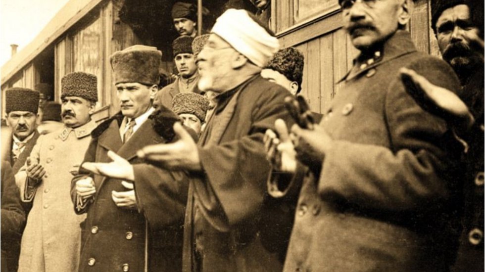 Diyanet, cuma hutbesinde &Ccedil;anakkale Zaferi'nin yıld&ouml;n&uuml;m&uuml;n&uuml; Atat&uuml;rk'&uuml; anmadan kutladı: