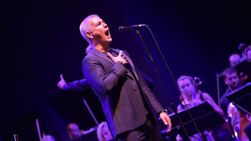 D&uuml;nyaca &uuml;nl&uuml; tenor Safina, patili dostlar i&ccedil;in &Ccedil;eşme&rsquo;de konser verdi!