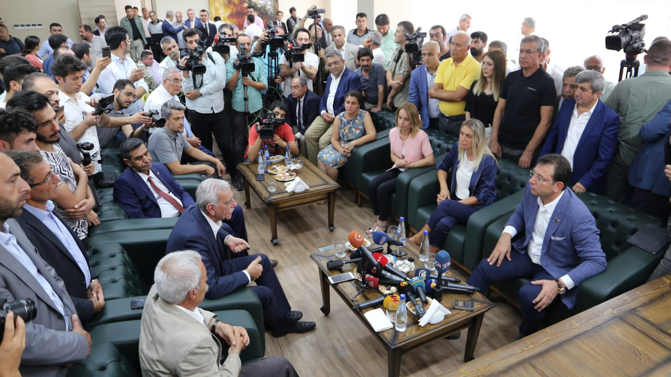https://yenisoluk.com/uploads/2019/08/imamoğlu diyarbakır5