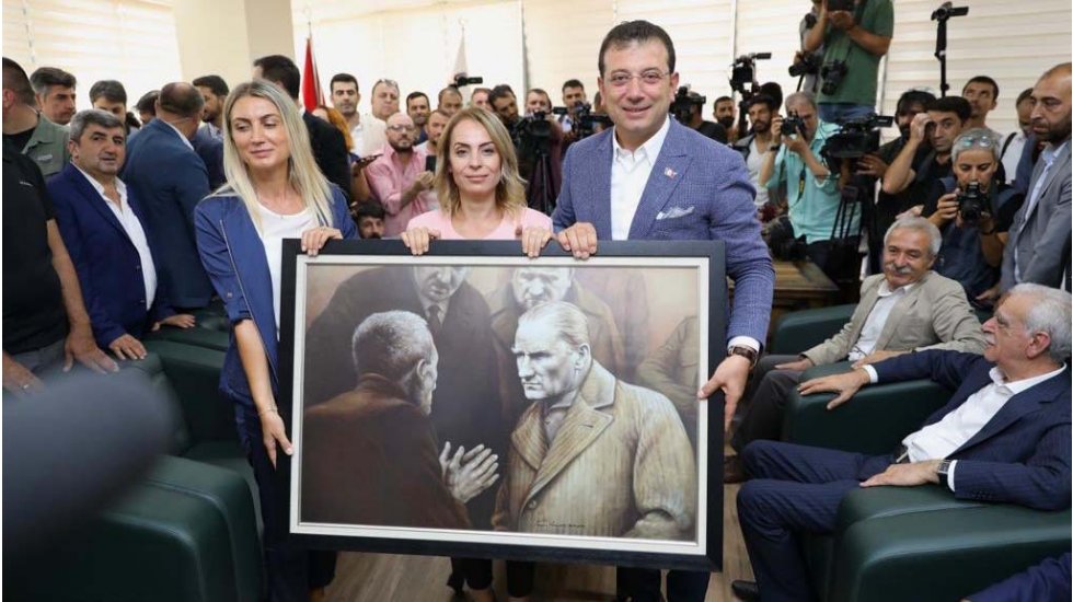 İmamoğlu Atat&uuml;rk'e hakaret eden o kişiyi kovdu
