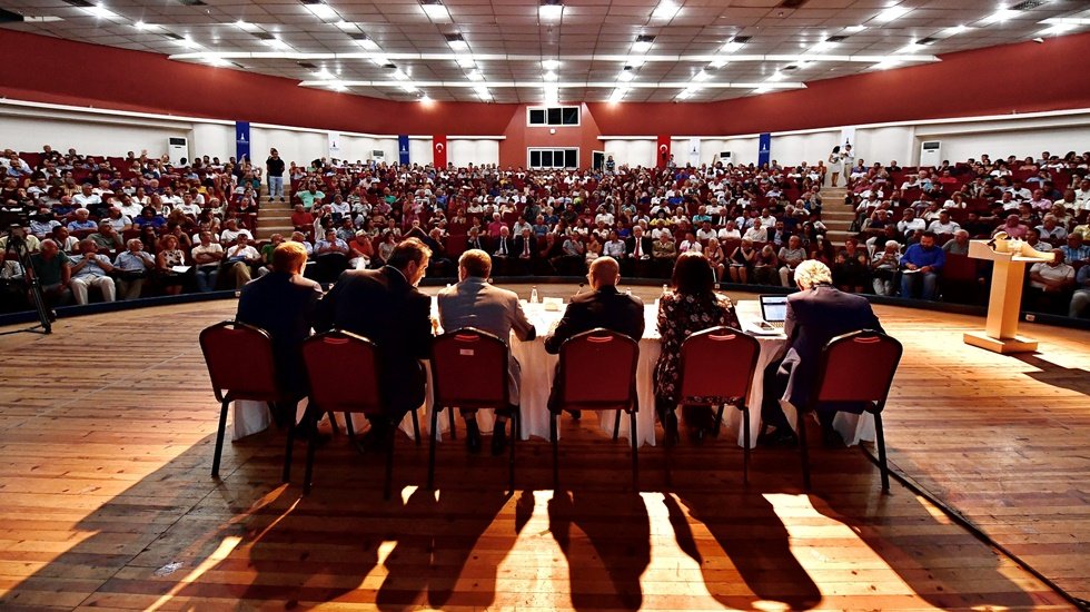 İzmir'de demokrasi ş&ouml;leni &nbsp;