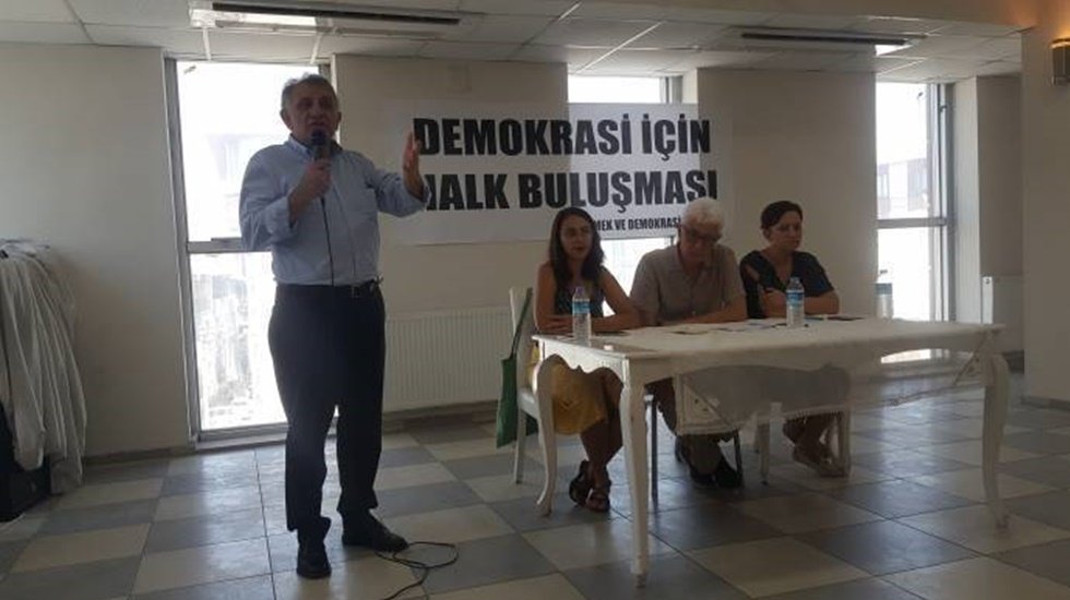 İzmir'de yapılan forumlarda kayyumlar ve demokratik anayasa tartışıldı