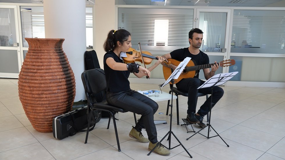 Menemen Belediyesi&rsquo;nde &ccedil;alışanlara m&uuml;zik terapisi