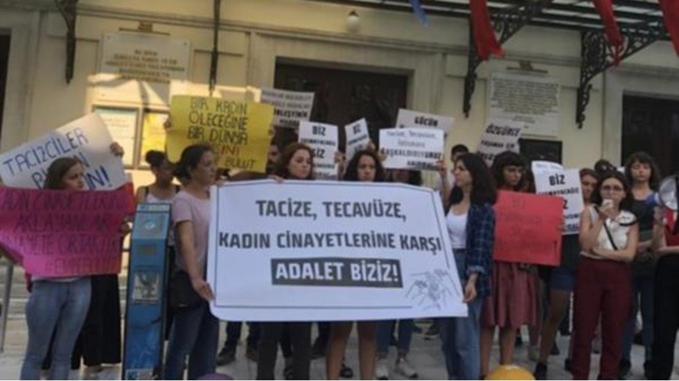 &lsquo;Metrob&uuml;ste cinsel saldırı&rsquo; zanlısının tahliye edilmesi protesto edildi