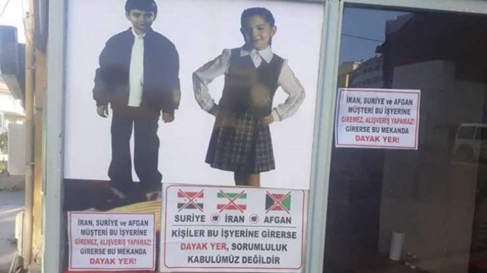 Sığınmacıları tehdit eden ırk&ccedil;ı afişe ceza
