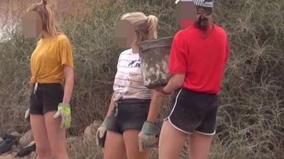 Şort giyen kızlara İlkokul &ouml;ğretmeninden kafa kesme tehdidi