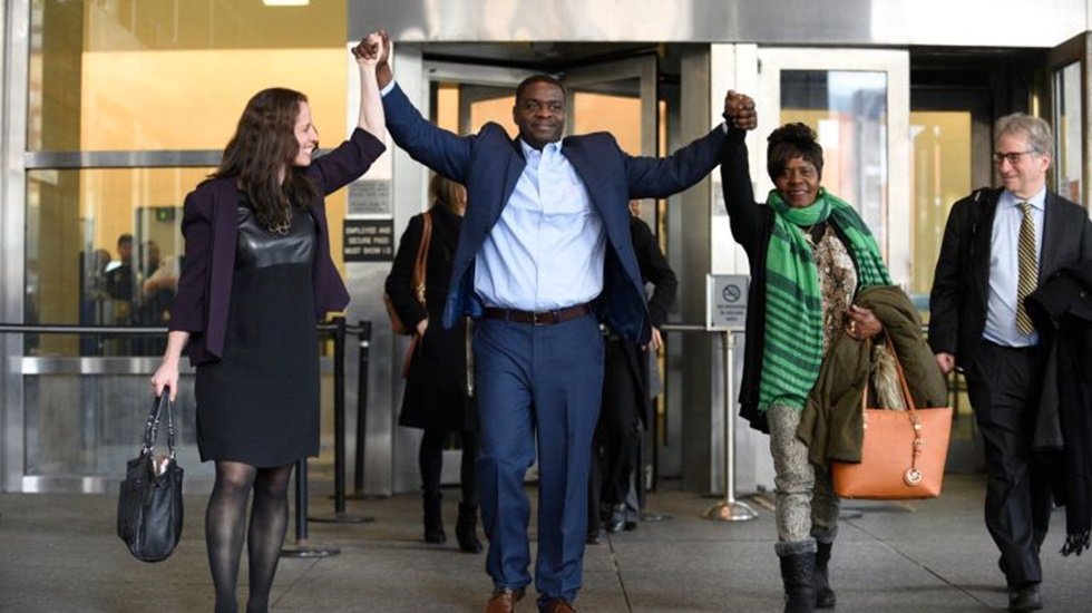 Su&ccedil;suz yere 30 yıl hapis yatan adama 9,8 milyon dolar tazminat