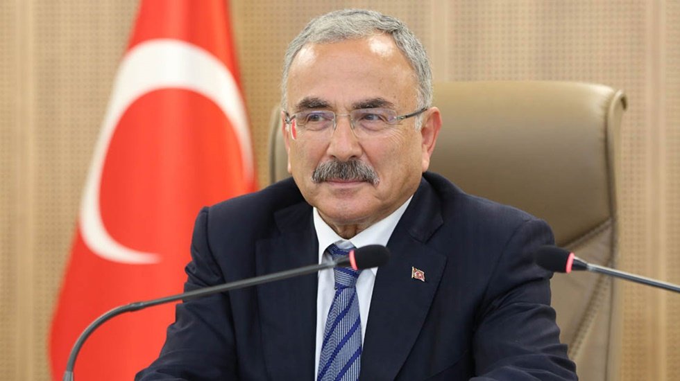 Tek kişi, 3 ayrı koltuk ve 4 ayrı maaş