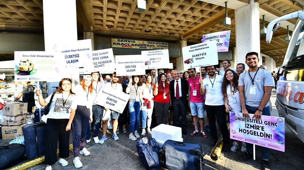 &Uuml;niversiteli gen&ccedil;leri Başkan Soyer karşıladı