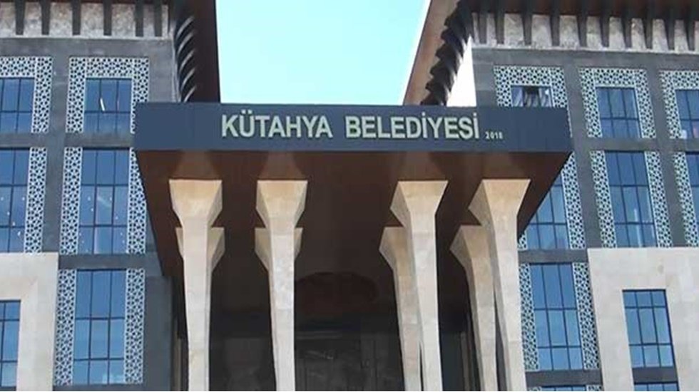 6 ayda 5 ay rapor alan AKP'li eski vekilin kızına maaş veren belediye akladı!