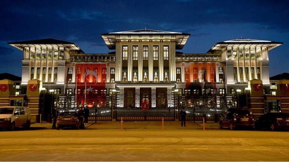 Eşine iş arayan eski vekil Cumhurbaşkanlığı'nı bile devreye sokmuş!