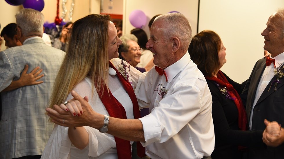 Alzheimer hastaları şarkılar söyledi ve dans etti