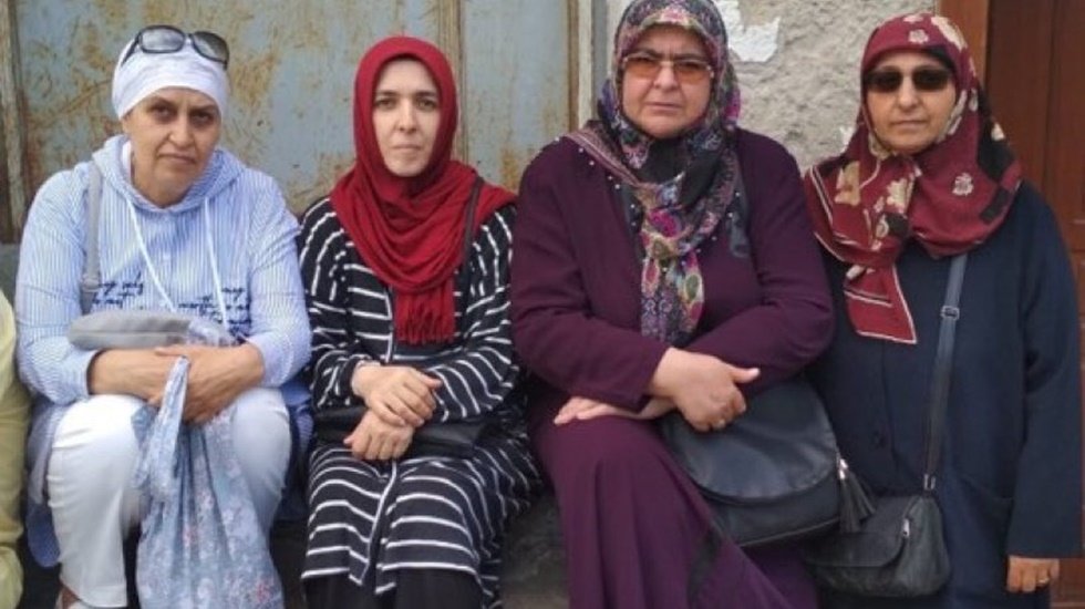 Askeri okul &ouml;ğrencilerinin aileleri AKP İstanbul İl binası &ouml;n&uuml;nde oturma eylemine başladı