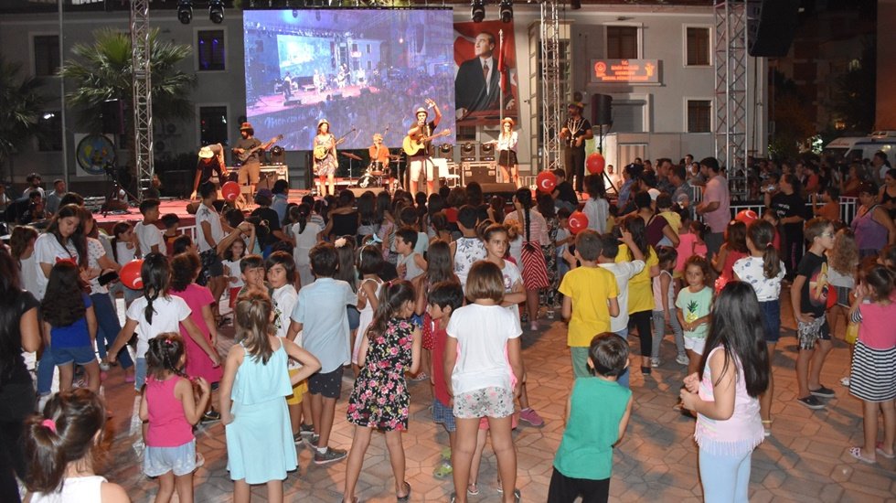 Başkan Aksoy&rsquo;dan &ccedil;ocuklara &ouml;zel g&uuml;n