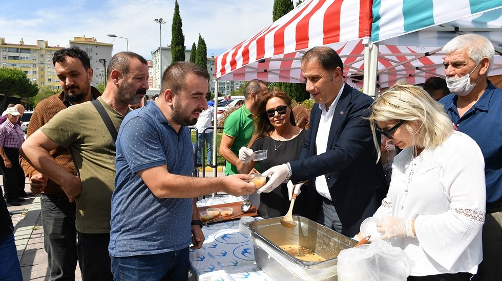 Beylikdüzü Belediyesi de aşure dağıtmaya başladı