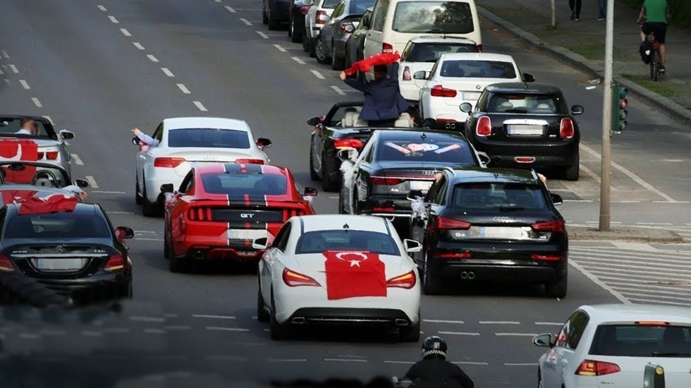 Bu &uuml;lkede T&uuml;rklere d&uuml;ğ&uuml;n konvoyu yasağı geliyor