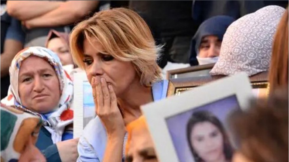 &Ccedil;orlu faciasında evladını kaybeden anneden G&uuml;lben Ergen'e: Oğlum, oğlunuzla aynı takımda top oynuyordu, bir g&uuml;n aramadınız