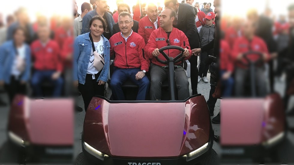 Cumhurbaşkanı Yardımcısı Fuat Oktay, Teknofest'i TRAGGER T-Car ile gezdi