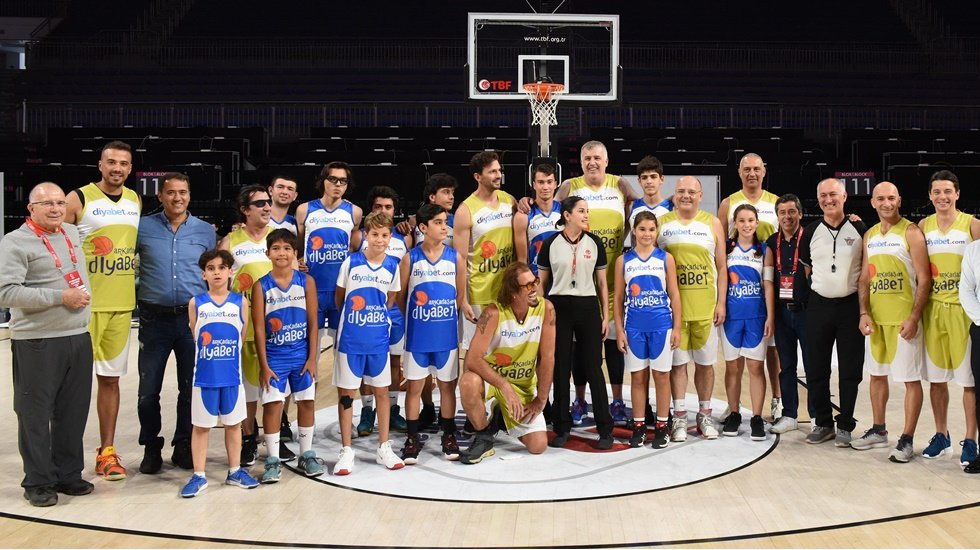 Diyabetli çocuk ve gençler ünlülerle basketbol oynadı