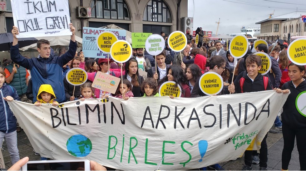 D&uuml;nyanın d&ouml;rt bir yanında iklim aktivistleri haykırdı: İklim i&ccedil;in birleş!