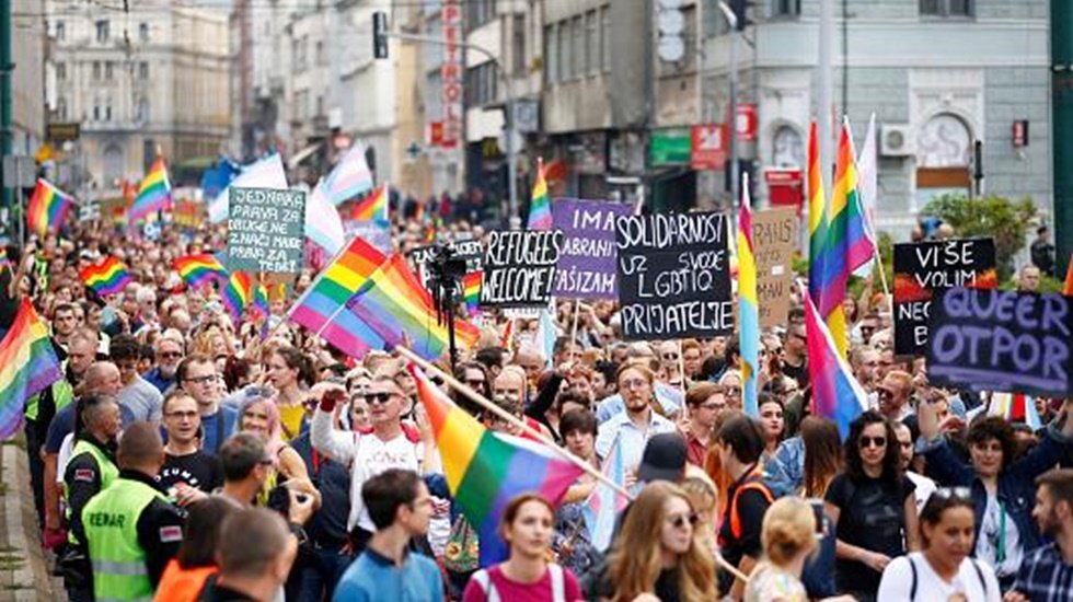 Eşcinseller keskin nişancıların kontrol&uuml;nde y&uuml;r&uuml;d&uuml;