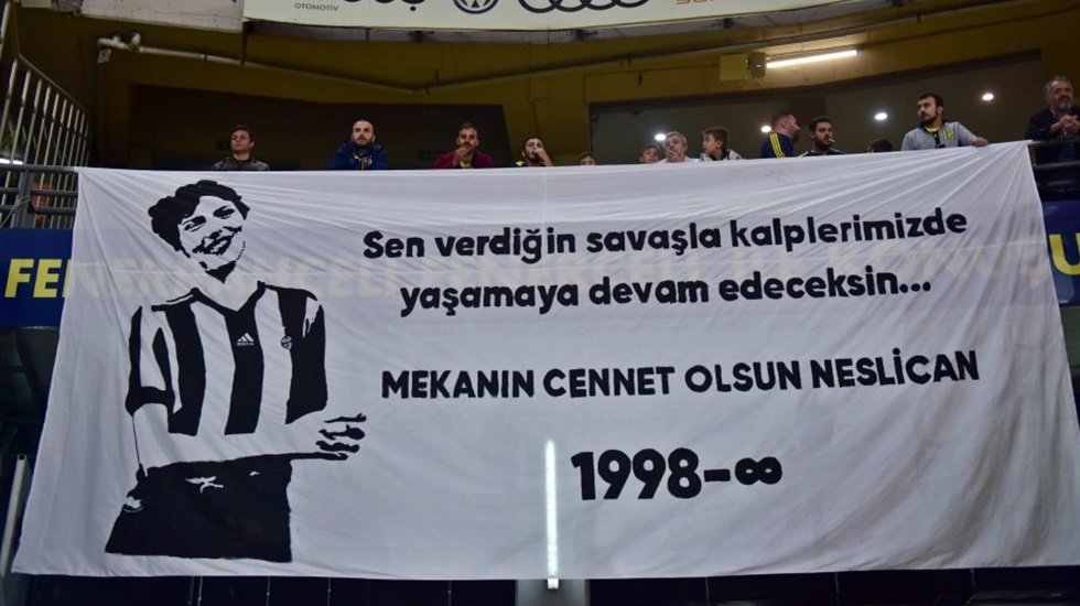 Fenerbah&ccedil;e trib&uuml;nleri NeslicanTay&rsquo;ı unutmadı