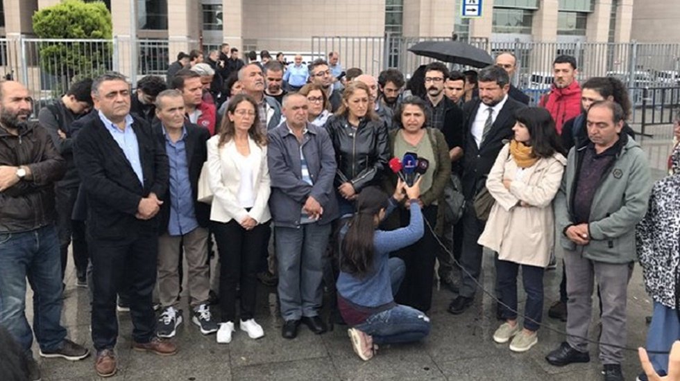 G&uuml;ls&uuml;m Elvan&rsquo;dan HDP il binası &ouml;n&uuml;nde oturan annelere: &ldquo;Yan yana direnirsek, barışı getiririz&rdquo;